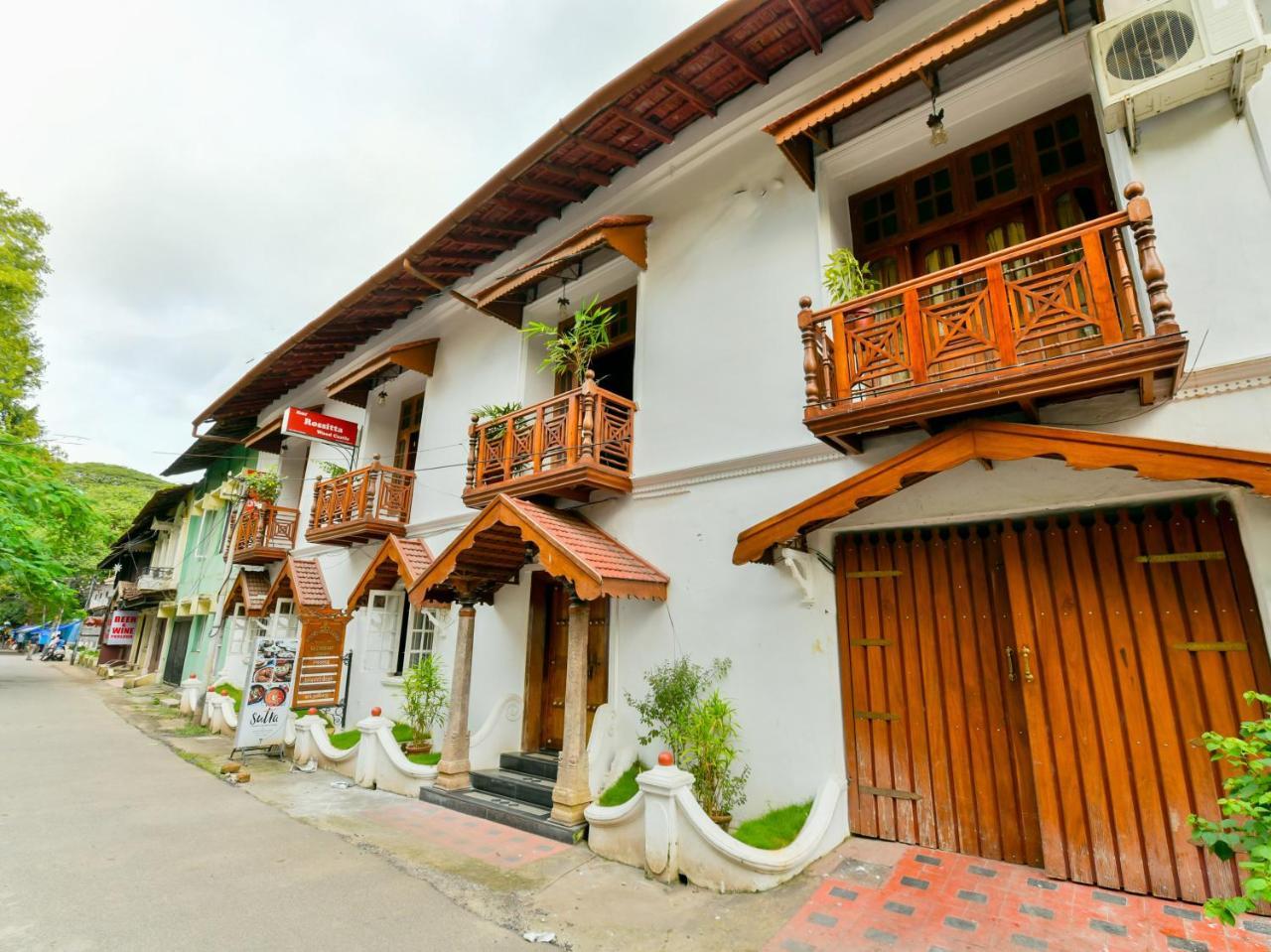 Rossitta Wood Castle Bed & Breakfast Kochi Exterior photo