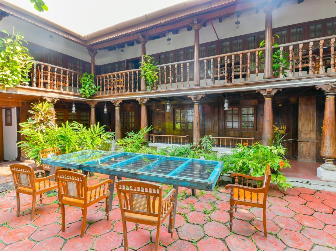 Rossitta Wood Castle Bed & Breakfast Kochi Exterior photo